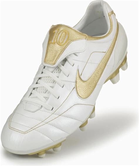 nike ronaldinho schuhe|Ronaldinho Nike tiempo boots.